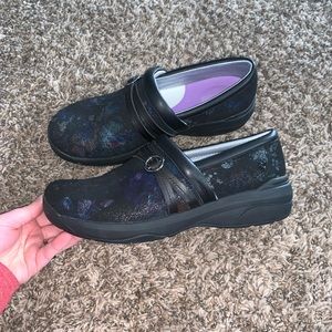 Nurse Mates Ceri Black Metallic Multi Colored Clogs Size 9.5